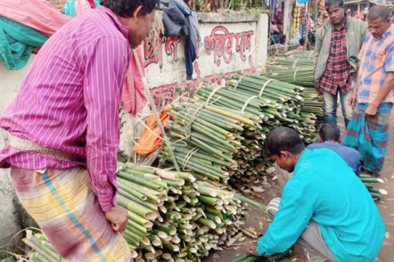 হারিয়ে যাচ্ছে ঐতিহ্যবাহী ঢলুবাঁশের চুঙ্গাপুড়া পিঠা