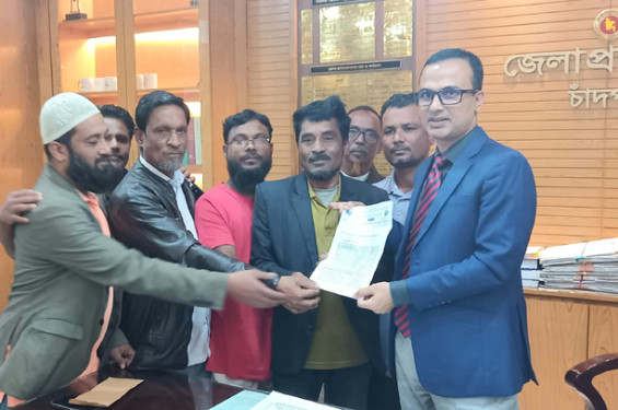 চাঁদপুরে জেলা প্রশাসকের নিকট সিএনজি শ্রমিকদের স্মারকলিপি প্রদান