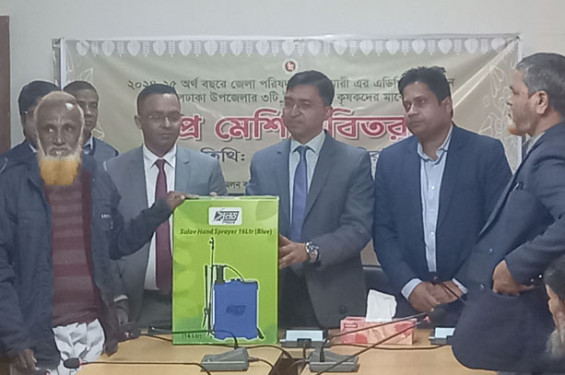 জলঢাকায় কৃষকদের মাঝে স্প্রে মেশিন বিতরণ
