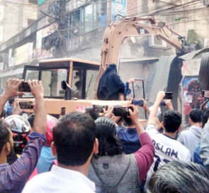 টাঙ্গাইলে ‘জিতবে এবার নৌকা’ গান বাজিয়ে গুঁড়িয়ে দেওয়া হলো আ. লীগের কার্যালয়