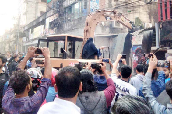 টাঙ্গাইলে ‘জিতবে এবার নৌকা’ গান বাজিয়ে গুঁড়িয়ে দেওয়া হলো আ. লীগের কার্যালয়