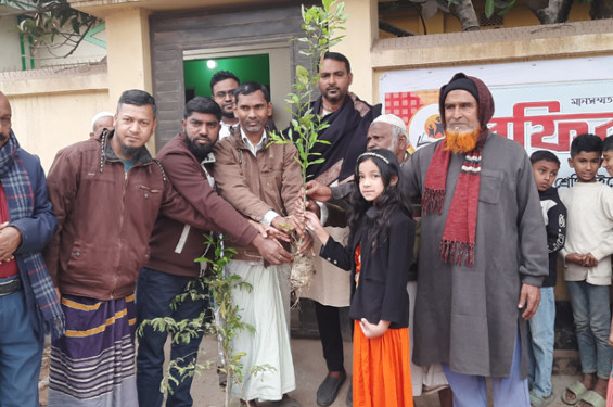 সিরাজগঞ্জে বৃক্ষপ্রেমী শহিদুলের উদ্যোগে শিক্ষার্থীদের মাঝে গাছ বিতরণ