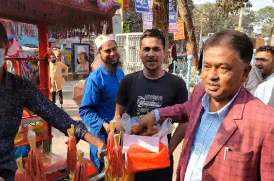 সাবেক এমপি ছানোয়ারের গ্রেপ্তারের খবরে টাঙ্গাইলে মিষ্টি বিতরণ