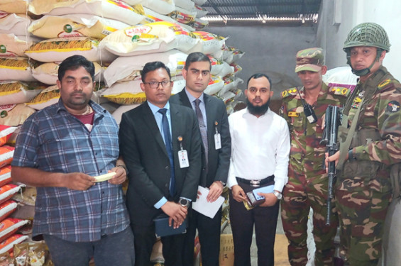 চাঁদপুর পুরান বাজারে সেনাবাহিনীর অভিযান: ব্যবসায়ীকে এক লাখ টাকা জরিমানা