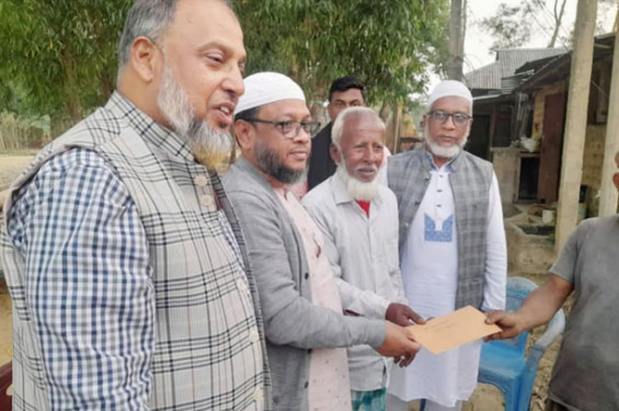 গৃহ পুনর্র্নিমাণের জন্য এক অসহায় পরিবারকে জামায়াতের আর্থিক অনুদান