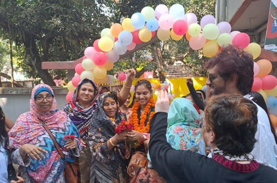 সাতক্ষীরায় ফিরে ফুলেল শুভেচ্ছায় সিক্ত জাতীয় মহিলা ফুটবল দলের অধিনায়ক প্রান্তি