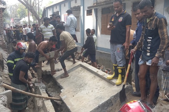 সিরাজগঞ্জে দেয়াল ধসে নিহত ২