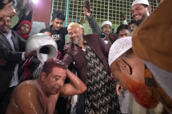 দুধে গোসল করে বিএনপি ছেড়ে জামায়াতে তিন শতাধিক নেতাকর্মীর যোগদান