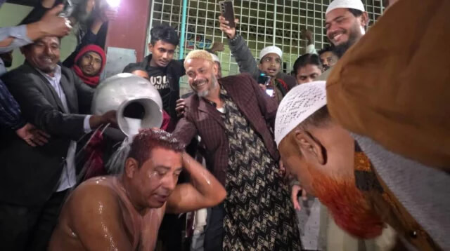 দুধে গোসল করে বিএনপি ছেড়ে জামায়াতে তিন শতাধিক নেতাকর্মীর যোগদান
