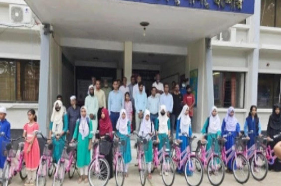 য়শোরের শার্শায় দরিদ্র ও মেধাবী শিক্ষার্থীদের মাঝে সাইকেল বিতরণ