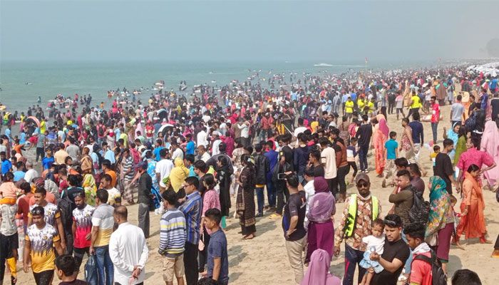 টানা ছুটিতে কক্সবাজারে  পর্যটকের ঢল