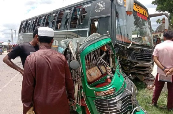হাসপাতালের বারান্দায় সন্তানের নিথর দেহ : মুমূর্ষ বাবা-মা ভর্তি অন্য হাসপাতালে