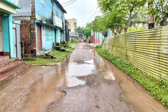 আমতলী পৌরসভার অর্ধশতাধিক সড়ক খানাখন্দে ভরা, বৃষ্টি হলেই জমে হাটু পানি!