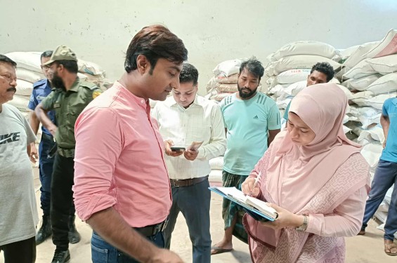 মহেশপুরে প্লাস্টিকের বস্তায় চাল বাজারজাত করার অভিযোগে জরিমানা