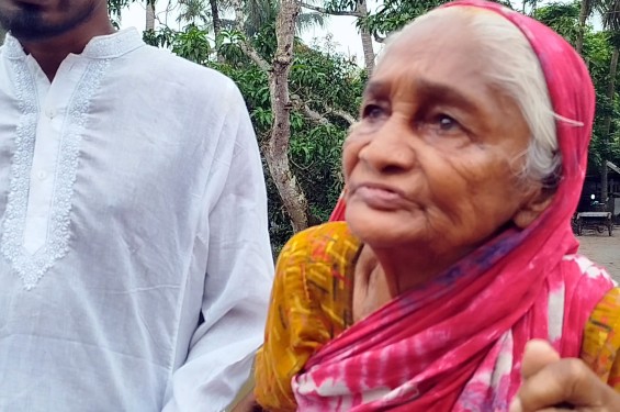 নড়াইলে ৮৫ বছরের বৃদ্ধার জমি লিখে নিয়ে বাড়ি থেকে তাড়িয়ে দেয়ার প্রতিবাদে মানববন্ধন