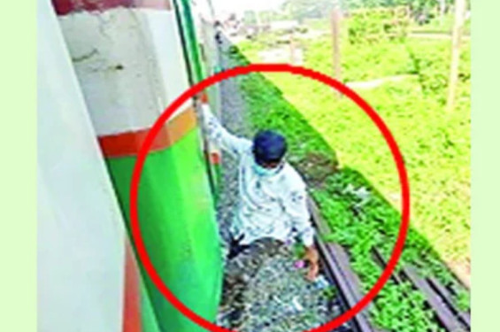 ট্রেনে ভয়ংকর ছিনতাইকারী