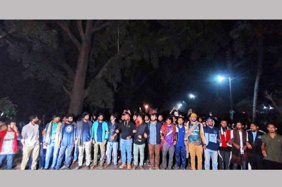 আদালত প্রাঙ্গণে আইনজীবী হত্যার প্রতিবাদে জাবি শিক্ষার্থীদের বিক্ষোভ