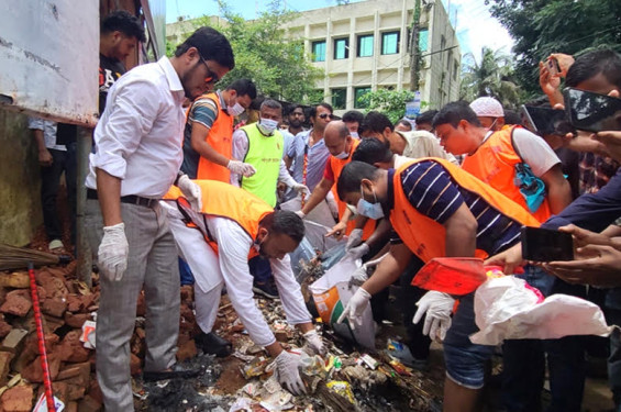 লক্ষ্মীপুরে প্রতিষ্ঠাবার্ষিকীতে হাসপাতালের ময়লা-আবর্জনা পরিষ্কার করল স্বেচ্ছাসেবক দল