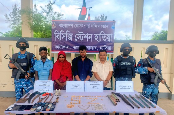 নোয়াখালীর হাতিয়ায় যৌথবাহিনীর অভিযানে নারীসহ আটক-৪
