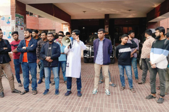 বহিরাগত কর্তৃক শিক্ষার্থী হামলার প্রতিবাদে জাবিতে বিক্ষোভ মিছিল