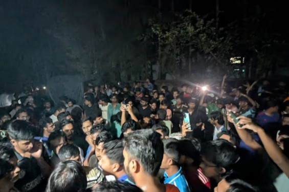 মাইকে ঘোষণা দিয়ে সংঘর্ষে জড়ালেন চবি শিক্ষার্থী ও স্থানীয়রা, আহত অন্তত ৫০