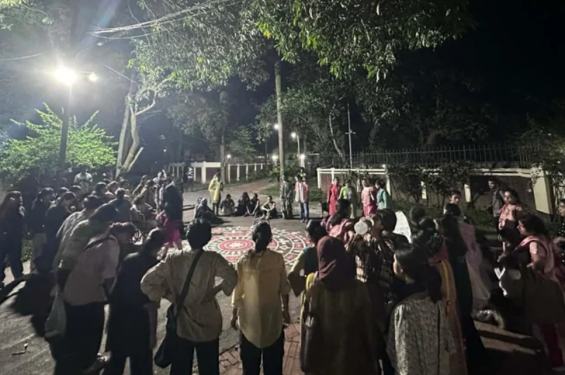 জাবিতে ধর্ষণচেষ্টা: প্রক্টরের পদত্যাগ দাবিতে রাতভর ভিসির বাসভবনের সামনে শিক্ষার্থীদের অবস্থান