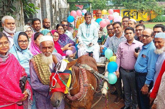 ঘোড়ার গাড়িতে চড়িয়ে কালীগঞ্জে শিক্ষক ও অফিস সহায়ককে বিদায়