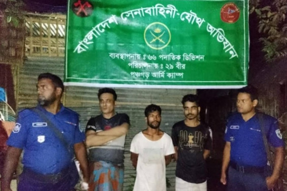 পঞ্চগড়ে সেনাবাহিনীর হাতে মাদকসহ ৩জন আটক