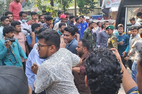 চবিতে এলাকাবাসীর সঙ্গে সংঘর্ষ: চট্টগ্রাম মেডিকেলে ভর্তি ৪০ শিক্ষার্থী