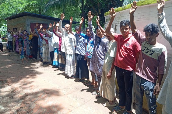 বাঁশখালীতে বোন, ভগ্নিপতি ও ভাবিকে মামলায় ফাঁসানোর ঘটনায় মানববন্ধন  মাকেও নির্যাতনের অভিযোগ!