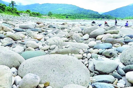 হাত বাড়ালেই মিলছে লুটের পাথর