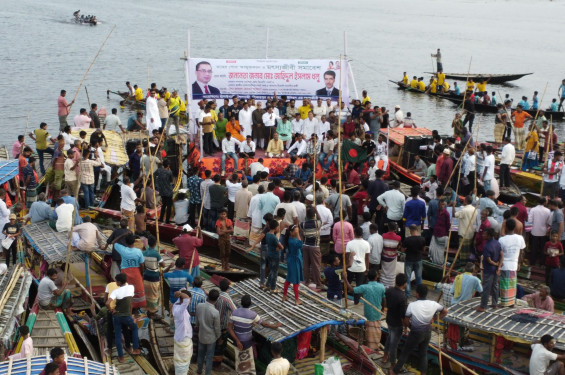 নওগাঁয়  ঐতিহ্যবাহী গুটারবিলের মাঝখানে  পোনা অবমুক্তকরণ ও মৎস্যজীবী সমাবেশ
