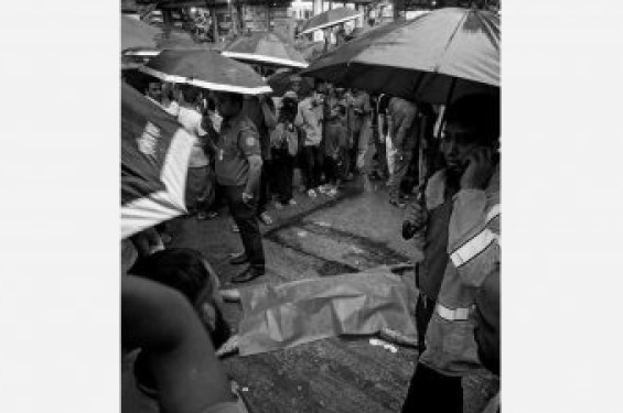 পুরান ঢাকায় প্রকাশ্যে ব্যবসায়ীকে হত্যা: সিসিটিভি ফুটেজে যা দেখা গেলো