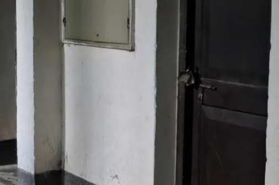 টাঙ্গাইলে সদ্য নিয়োগপ্রাপ্ত জিপির কার্যালয়ে তালা ঝুলিয়ে দিল বিক্ষুব্ধ আইনজীবীরা