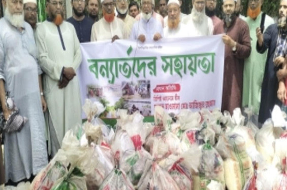 বেনাপোলে পৌর উন্নয়ন ও দরিদ্র স্বেচ্ছাসেবী সংগঠনের উদ্যোগে বন্যার্তদের মাঝে ত্রাণ বিতরণ