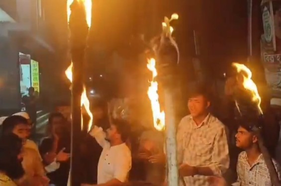 ঢাকায় ব্যবসায়ীকে পিটিয়ে হত্যার প্রতিবাদে পটুয়াখালীতে মশাল মিছিল