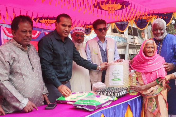 রাণীনগরে সুবিধাবঞ্চিত ৪১৫ পরিবারের মাঝে খাদ্যসামগ্রী বিতরণ
