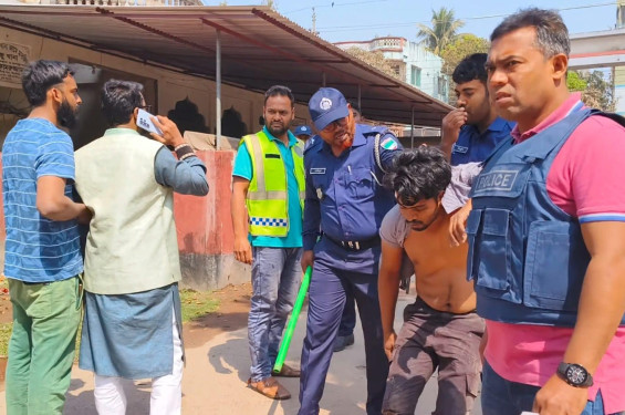 কালীগঞ্জে থানার সামনে বিএনপির দুই গ্রুপের  সংঘর্ষ, পুলিশসহ আহত ১২