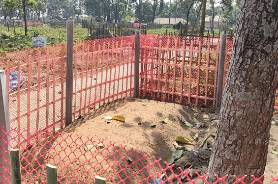 পঞ্চগড়ের কেন্দ্রীয় কবরস্থান,  অন্ধকার নামতেই শুরু হয় ছিনতাই ও মাদকের রাজত্ব