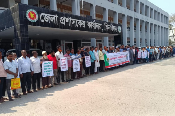 ঝিনাইদহে খুচরা সার বিক্রেতা বহাল রাখা ও নীতিমালা সংশোধনের দাবীতে মানববন্ধন