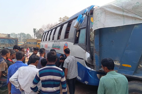 শৈলকুপায় বাস নিয়ন্ত্রন হারিয়ে ট্রাকে ধাক্কা, আহত-১০
