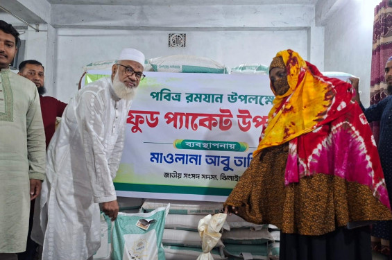 কালীগঞ্জে নিম্ন আয়ের মানুষের মাঝে ফুড প্যাক উপহার প্রদান