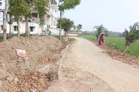 বেনাপোলে বড় আঁচড়া গ্রামে ড্রেনেজের জন্য রাস্তা খুঁড়ে রাখায় ৬ মাস ধরে চরম দুর্ভোগে মানুষ