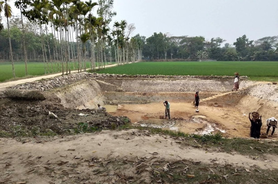 চুনারুঘাটে লন্ডন প্রবাসীর বাড়ির রাস্তা কেটে পুকুর খনন : ইউএনওর হস্তক্ষেপে কাজ বন্ধ