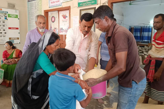 ঝিনাইদহে ১৫’শ অসহায় পরিবারের মাঝে চাল বিতরণ
