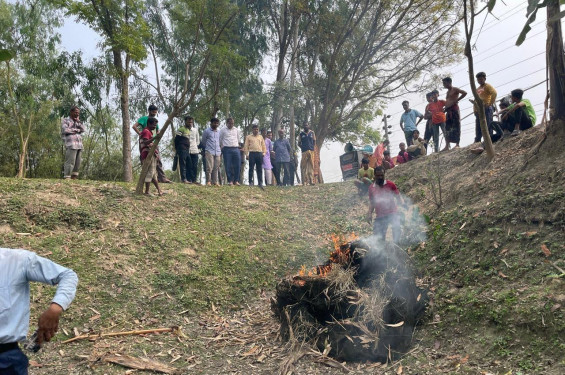 রাণীনগরে অবৈধ রিং জাল পুড়ে বিনষ্ট : মৎস্য অভয়াশ্রম ঘোষণা করলেন ইউএনও