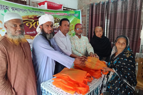 হরিণাকুন্ডুতে বৃদ্ধাশ্রমের মায়েদের মাঝে ঈদ উপহার বিতরণ