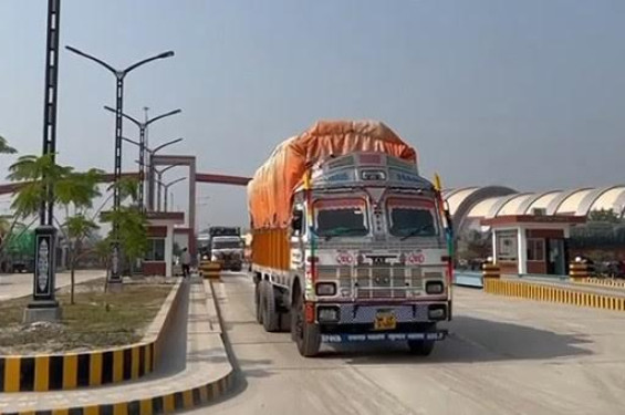 টানা ৭ দিনের ছুটির ফাঁদে বেনাপোল স্থলবন্দর : আমদানি-রপ্তানি বাণিজ্যে পড়বে বিরুপ প্রভাব
