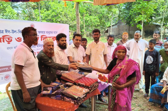 হরিণাকুন্ডুতে অসহায় মানুষের মাঝে ঈদ উপহার বিতরণ