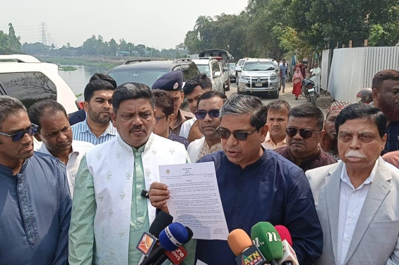 গাজীপুরে ১২ কোটি টাকার ধসে যাওয়া সড়ক পরিদর্শনে এসে দোষীদের বিরুদ্ধে ব্যবস্থা নিলেন প্রতিমন্ত্রী, দুই কর্মকর্তা বরখাস্ত